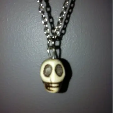 Collier tête de mort, Claire's