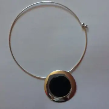 Collier, Inconnue