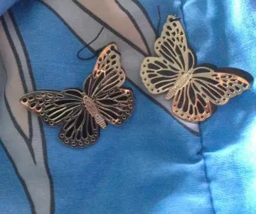 boucles d'oreilles papillons, Inconnue
