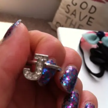Bague "J", Inconnue