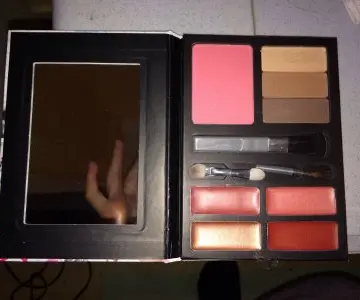Ensemble de maquillage, Inconnue