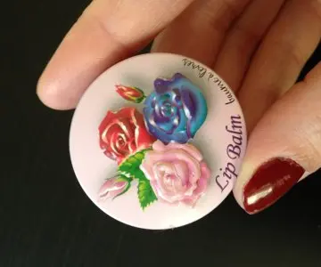 Bume à lèvres à la rose, NPW