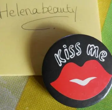 badge kiss me, Inconnue