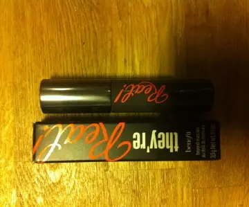 Mascara noir, Benefit
