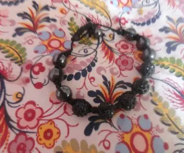 Bracelet type Shambala, Inconnue