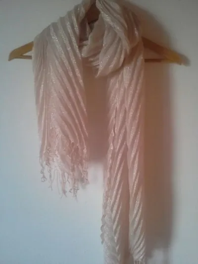 Photo 1 de Echarpe beige pailletée