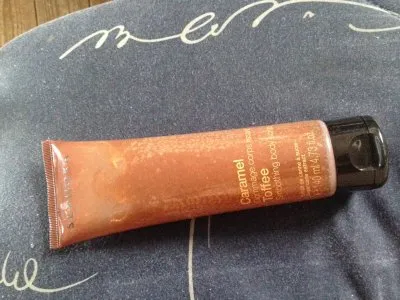 Photo 1 de gommage corps lissant caramel