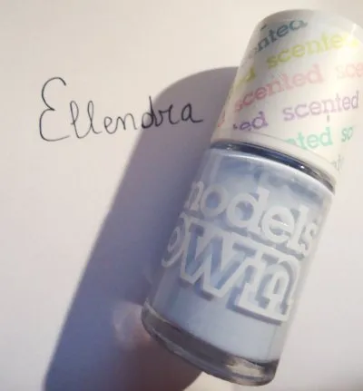 Photo 1 de Vernis bleu pastel