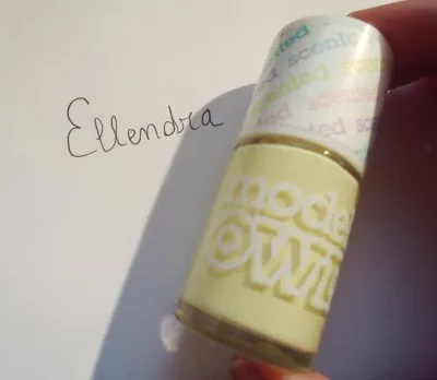 Photo 1 de Vernis jaune pastel