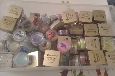 Photo 1 de produits nail art, pots paillettes et  gels uv