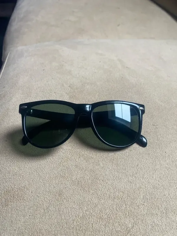 Lunettes de soleil noir, Inconnue