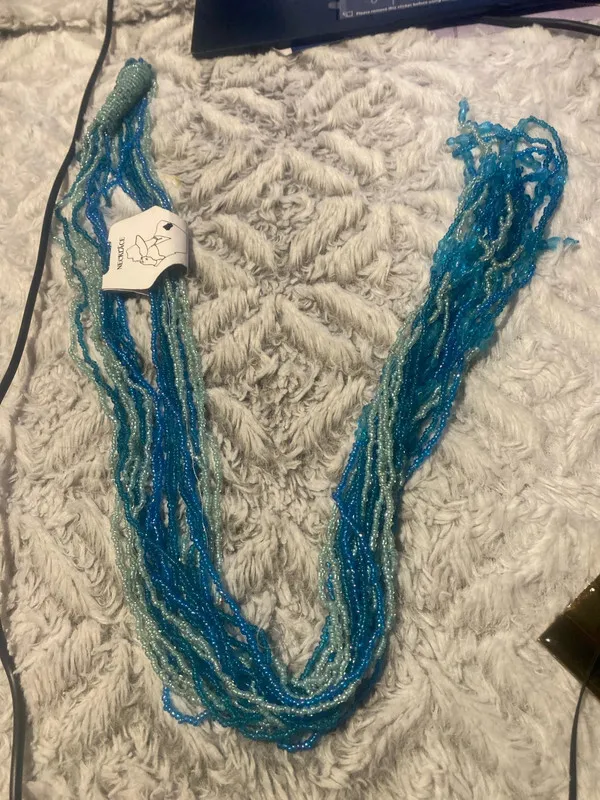 Collier perles bleues, Inconnue