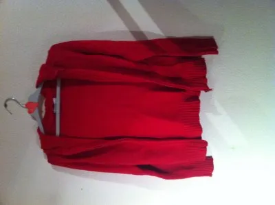 Veste en maille rouge., Mim