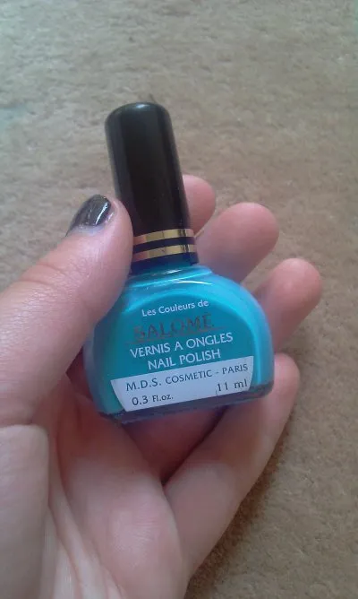 Vernis à ongle bleu clair, Salomé