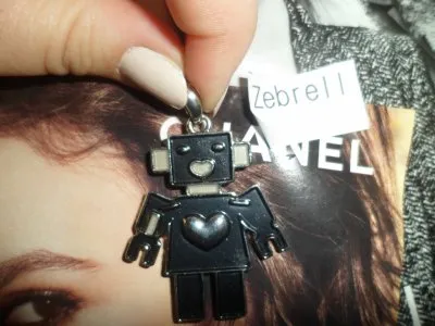 Pendentif robot, Cache cache