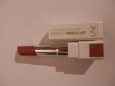 rouge à lèvres en demi tons, UNE Beauty