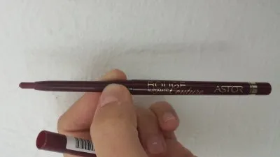 Crayon à lèvre foncé, Astor