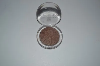 Fard à paupières, Essence