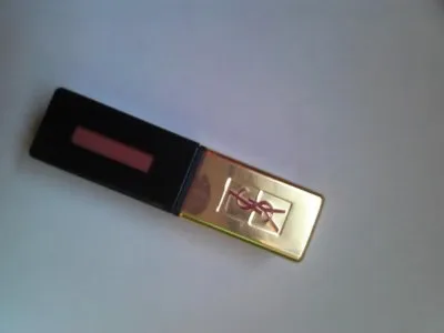 Laque a lèvre Yves Saint Laurent, Yves Saint Laurent