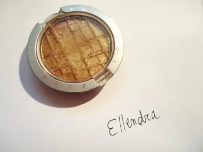 Fard à paupières, Prestige cosmetics