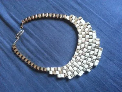 collier plastron or et blanc, Mim