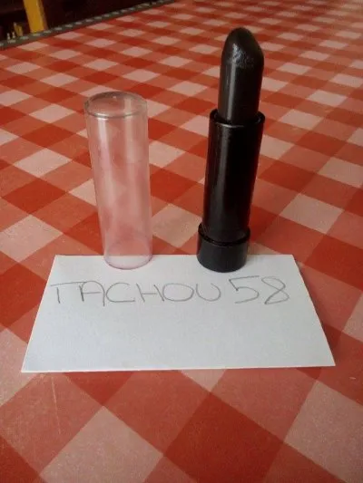 rouge a levres, Inconnue