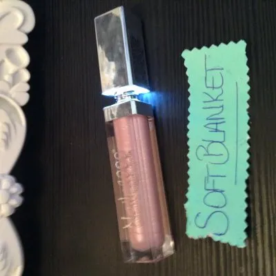 Gloss rose pailleté, Inconnue