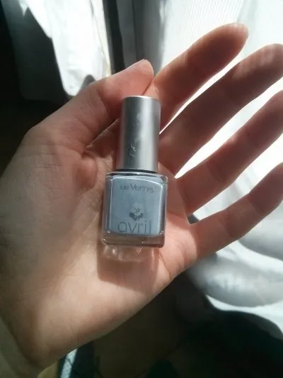 Vernis à ongles gris tourterelle, Avril