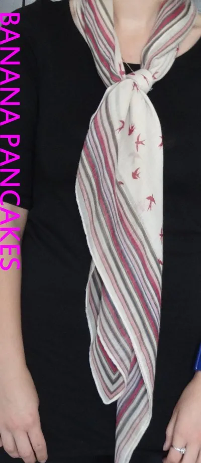 Foulard motifs hirondelles, Stradivarius