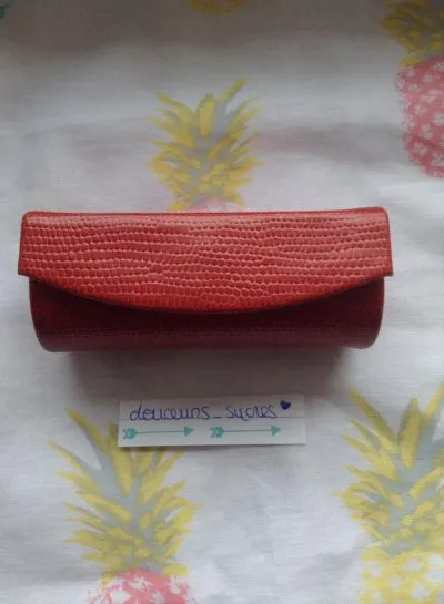Porte rouge à lèvres, Inconnue