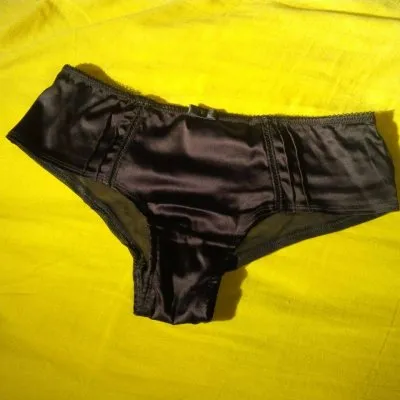 Culotte noire violine satinée, Inconnue