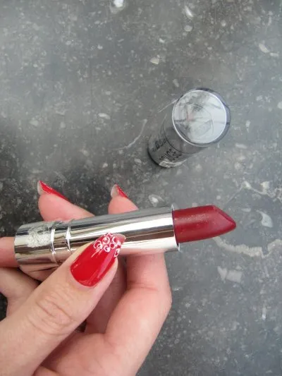 rouge a lèvre, Inconnue