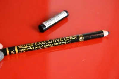 Crayon noir contour yeux et lèvres, Make Me Up
