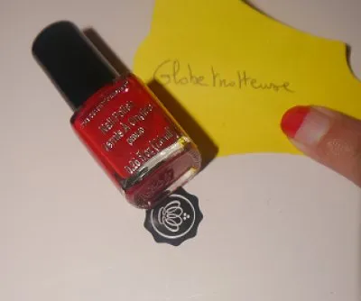 Vernis rouge, Markwins International