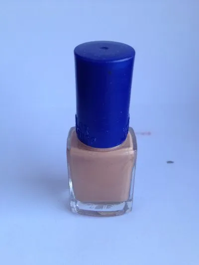 vernis à ongle taupe, Inconnue