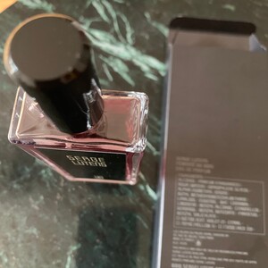 Eau de parfum Serge Lutens Feminité de bois contre Chergui ou Ambre Sultan