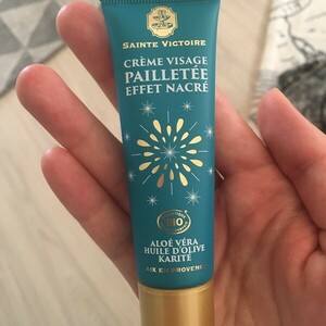 Crème visage pailletée effet nacré