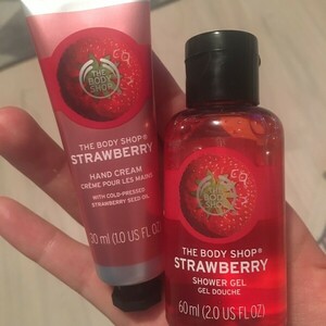 Lot crème mains et gel douche strawberry