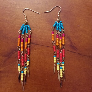 B.O. pendantes multicolores..