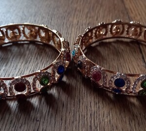Bracelets à strass.
