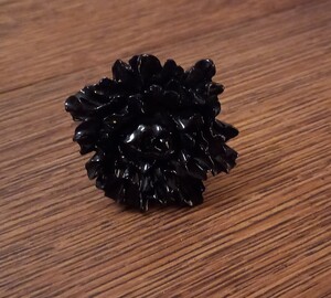 Bague fleur noire.