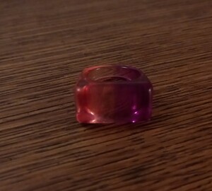 Bague rose en plastique.