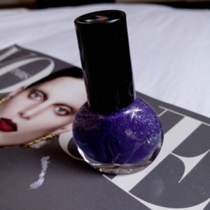 Vernis violet pailletté