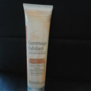 gomage exfoliant extrait de peche noyau d abricot