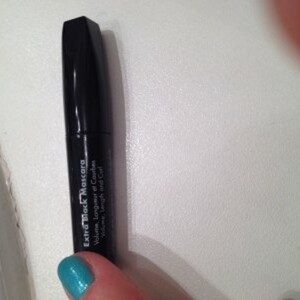 Extra black mascara