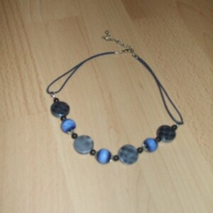 collier bleu