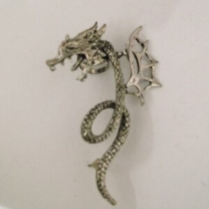 boucle d'oreille dragon