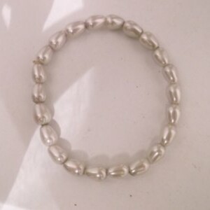 bracelet de perles blanches