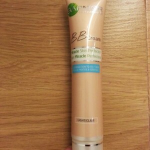 BB Creme.  Peau mixte.   CLAIR