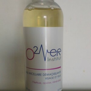 eau micellaire démaquillante visage et yeux